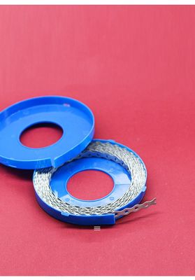 Wärmebeständige Montage mit weißem Stahlband und langlebiger Kunststoffpulveroberfläche 12 mm 17 mm Breite Festband