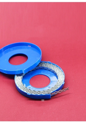 100% Qualitätskontrolle bestanden Hohe Haltbarkeit Perforiertes Stahlband Kunststoff Sprühband Metall Weiß und langlebige Leistung Breite 12 mm