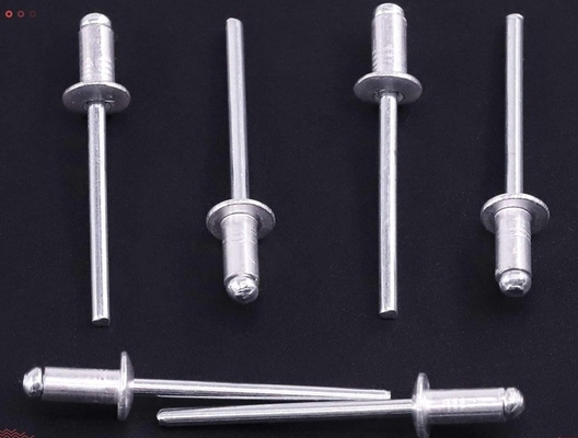 Flat Round Head Blind Rivet in hellem Edelstahl Finish für langlebige Befestigungsanforderungen mit Pull Rivet