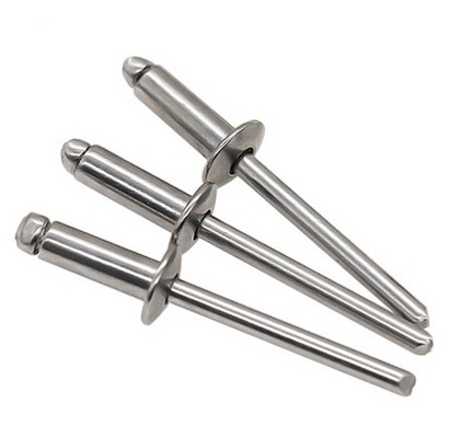Flat Round Head Blind Rivet in hellem Edelstahl Finish für langlebige Befestigungsanforderungen mit Pull Rivet