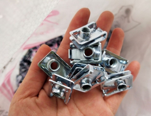 Metrisches Messsystem Edelstahl U-Typ Clip Nut für Selbstschraubschrauber in der Einzelhandelsindustrie Wasserbehandlung